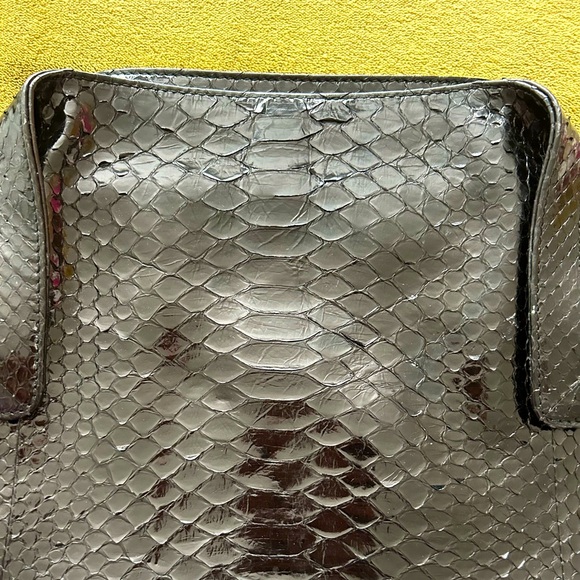 Ferragamo black snakeskin leather oversized clutch w/ silvertone chainmail - Picture 4 of 14